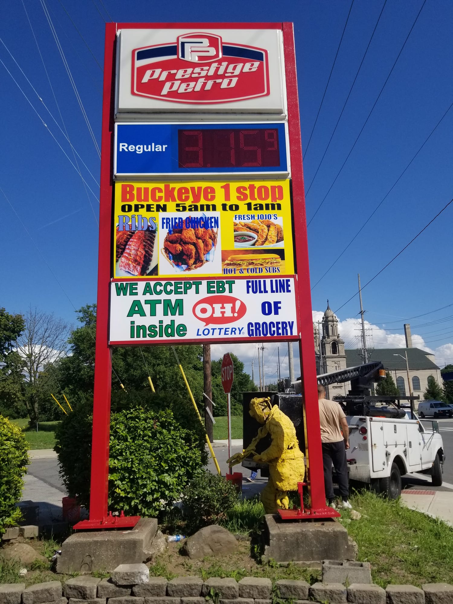 Prestige Petro pylon sign with LED price display and Buckeye 1 stop food panels