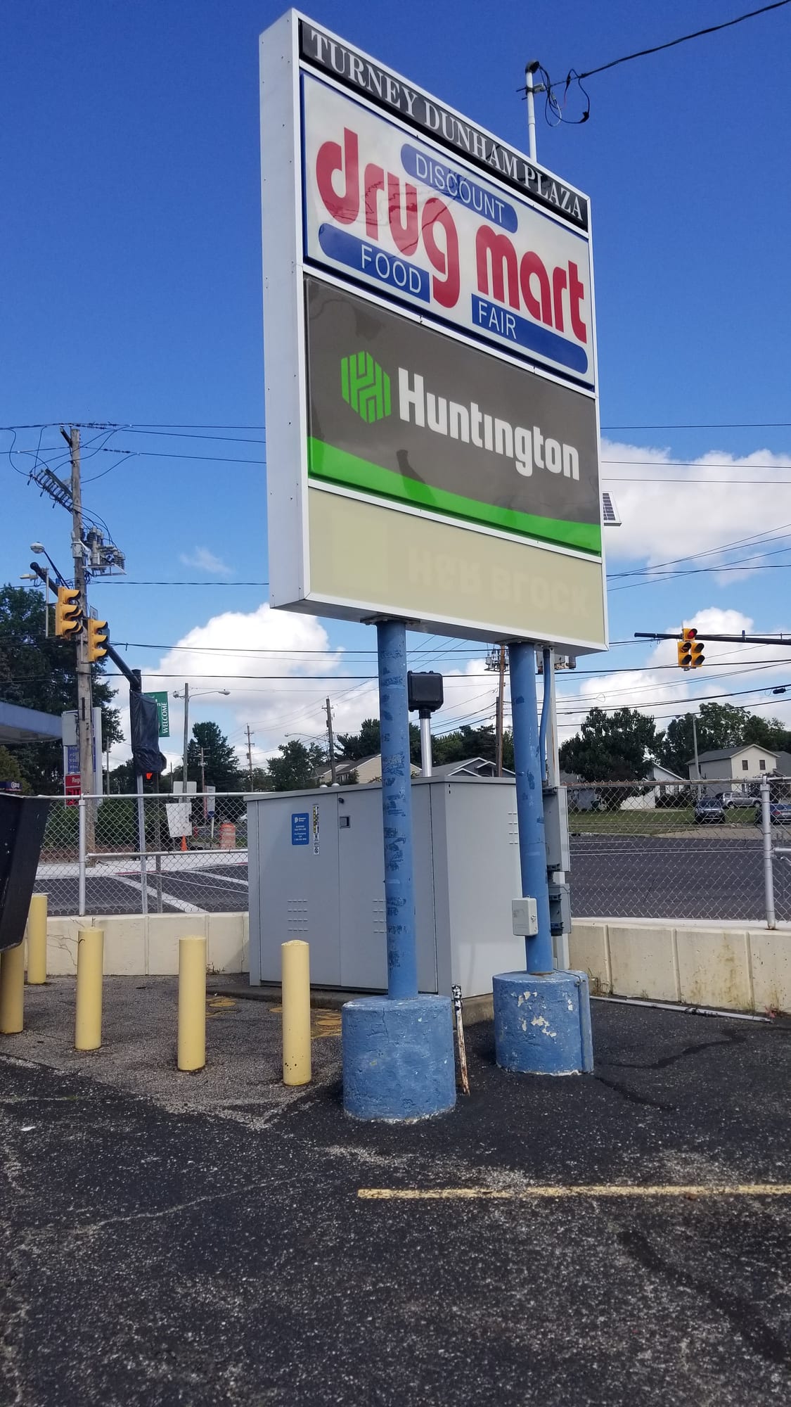 Turney Dunham Plaza pylon sign with Discount Drug Mart and Huntington tenant panels
